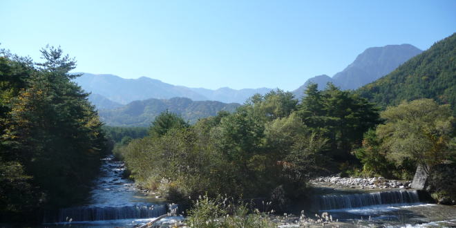中房川と北アルプス東天井岳、大天井岳、有明山、2014年10月25日12:43撮影、クリックすることで以前掲載した写真をご覧になれます