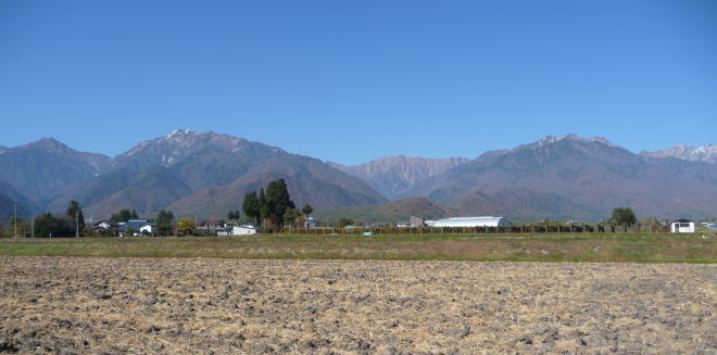 大町の稲田と北アルプス北葛岳、蓮華岳、爺ヶ岳、鹿島槍ヶ岳など、2015年10月26日11:05撮影、クリックすることで以前掲載した写真をご覧になれます